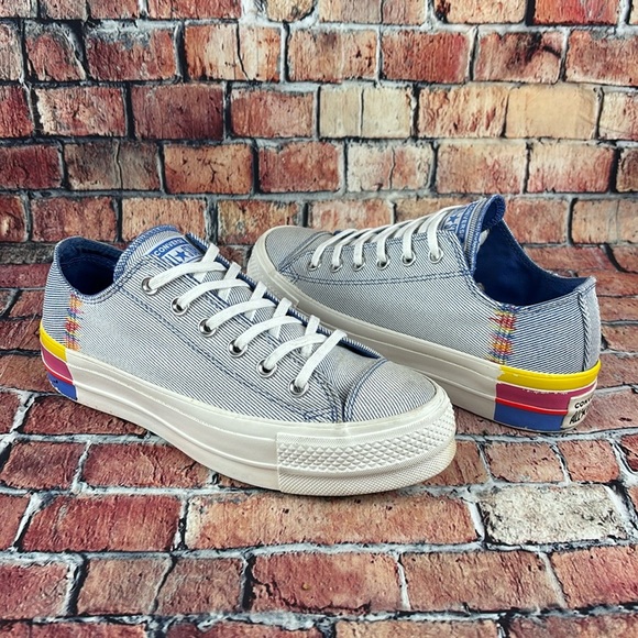 CONVERSE ALL-STAR CHUCK TAYLOR PLATFORM LOWTOPS, WOMANS SIZE 8 - Picture 1 of 11